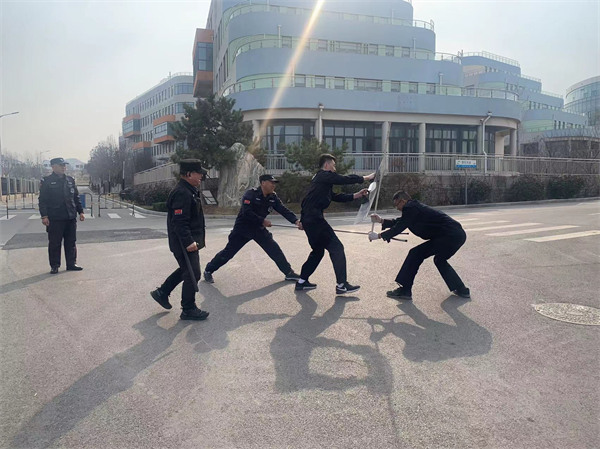 公司在教育基地展开常态化防暴演练培训